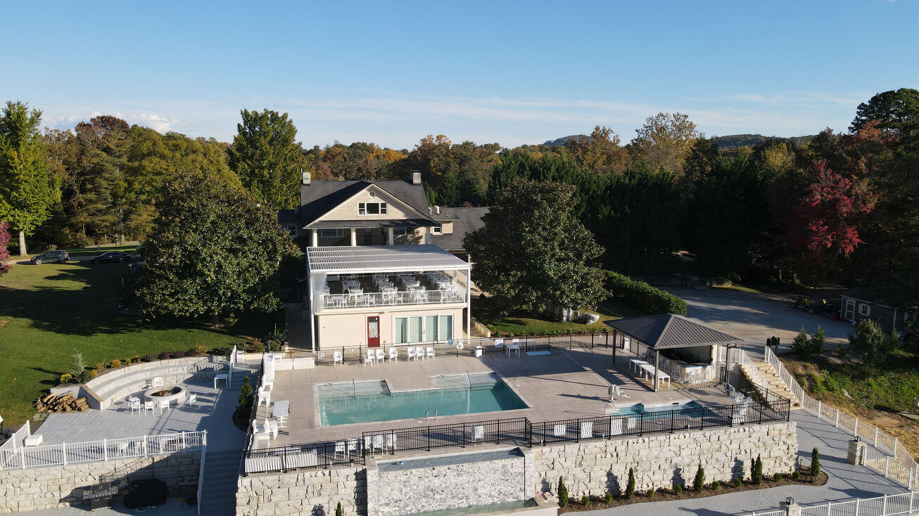 2075 N Rugby Rd, Hendersonville, NC 28791