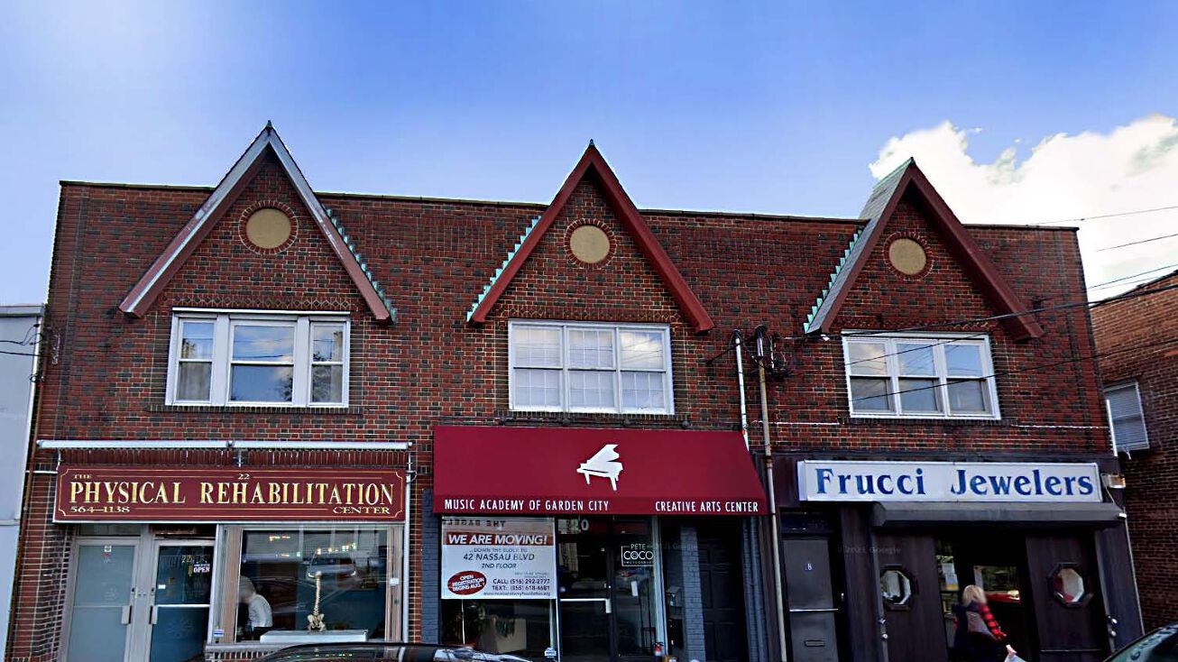 20 Nassau Blvd, Garden City, NY 11530