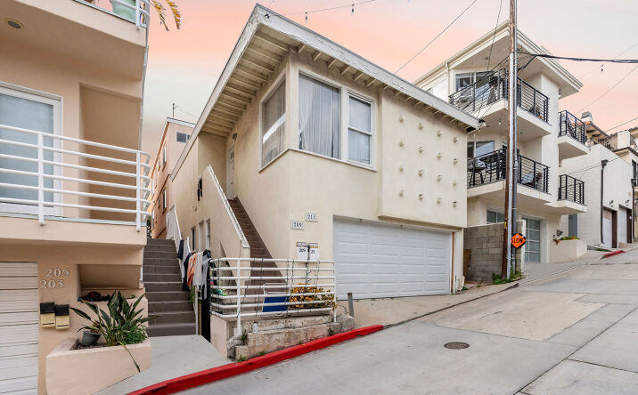 Pictures of Multifamily property located at 211 Shell St, Manhattan Beach, CA 90266 for comps - image #1