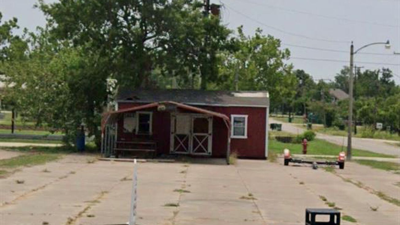 E Gassaway Ave, Lott, TX 76656