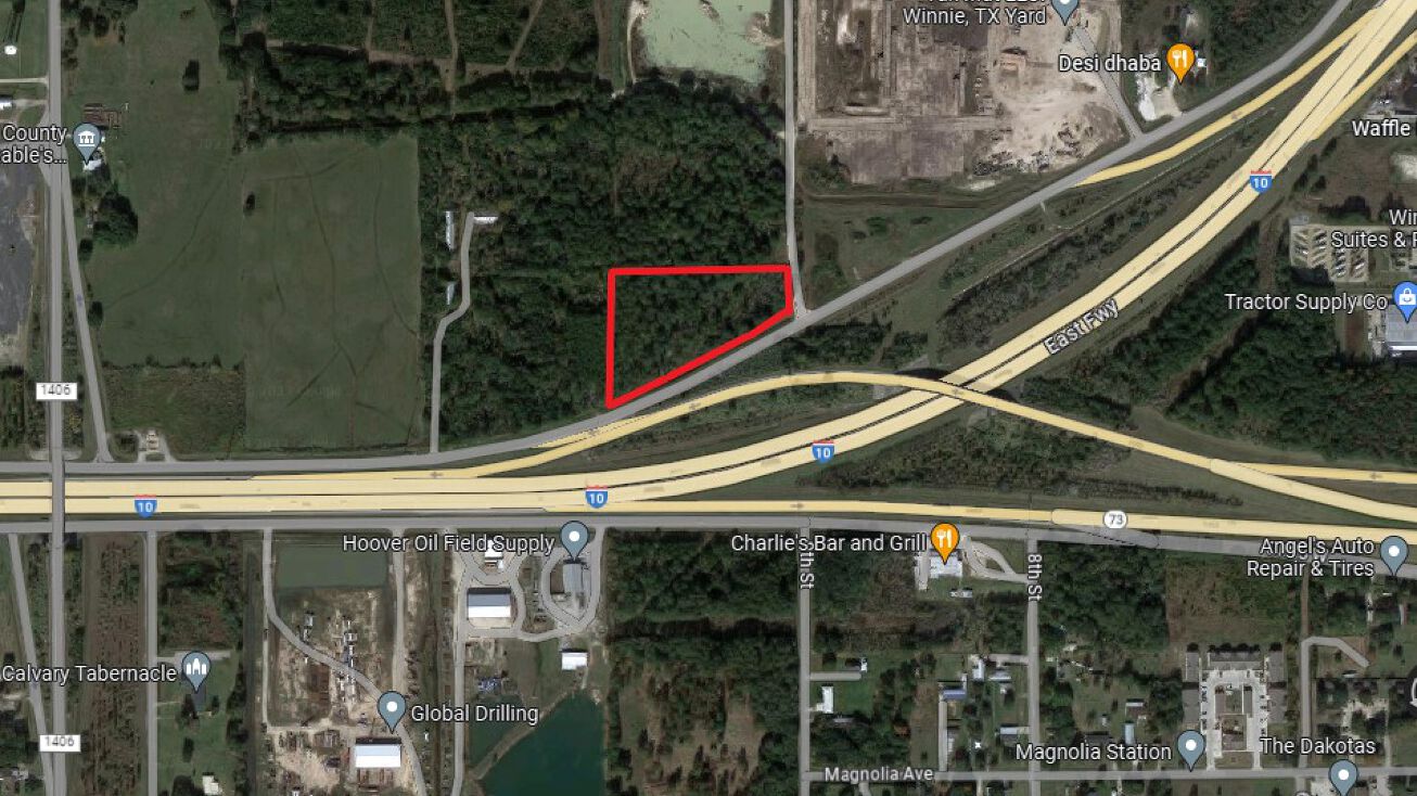 128 N Lake Dr, Winnie, TX 77665