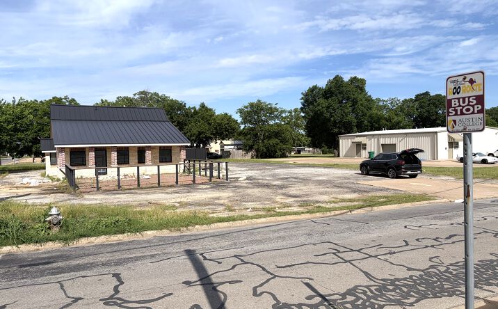 Pictures of Retail property located at 900 N Broughton St, Sherman, TX 75090 for sales - image #1