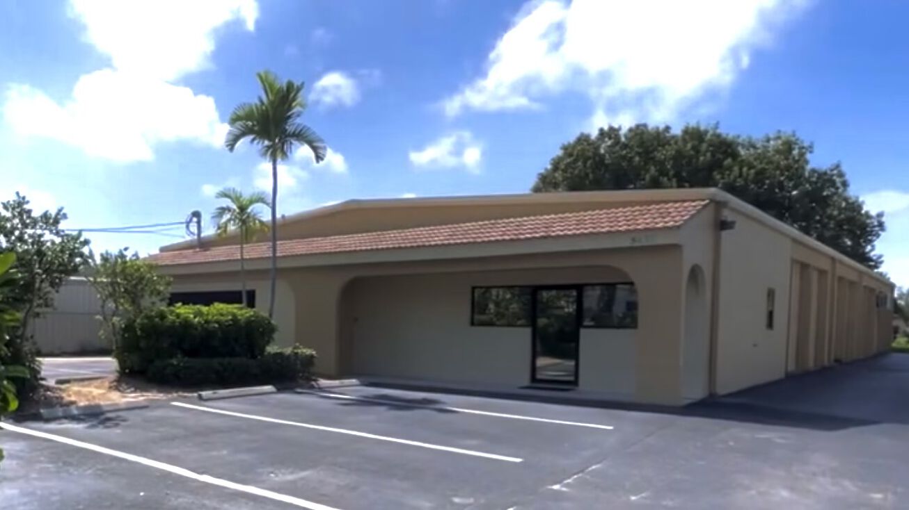 5433 Yahl St, Naples, FL 34109