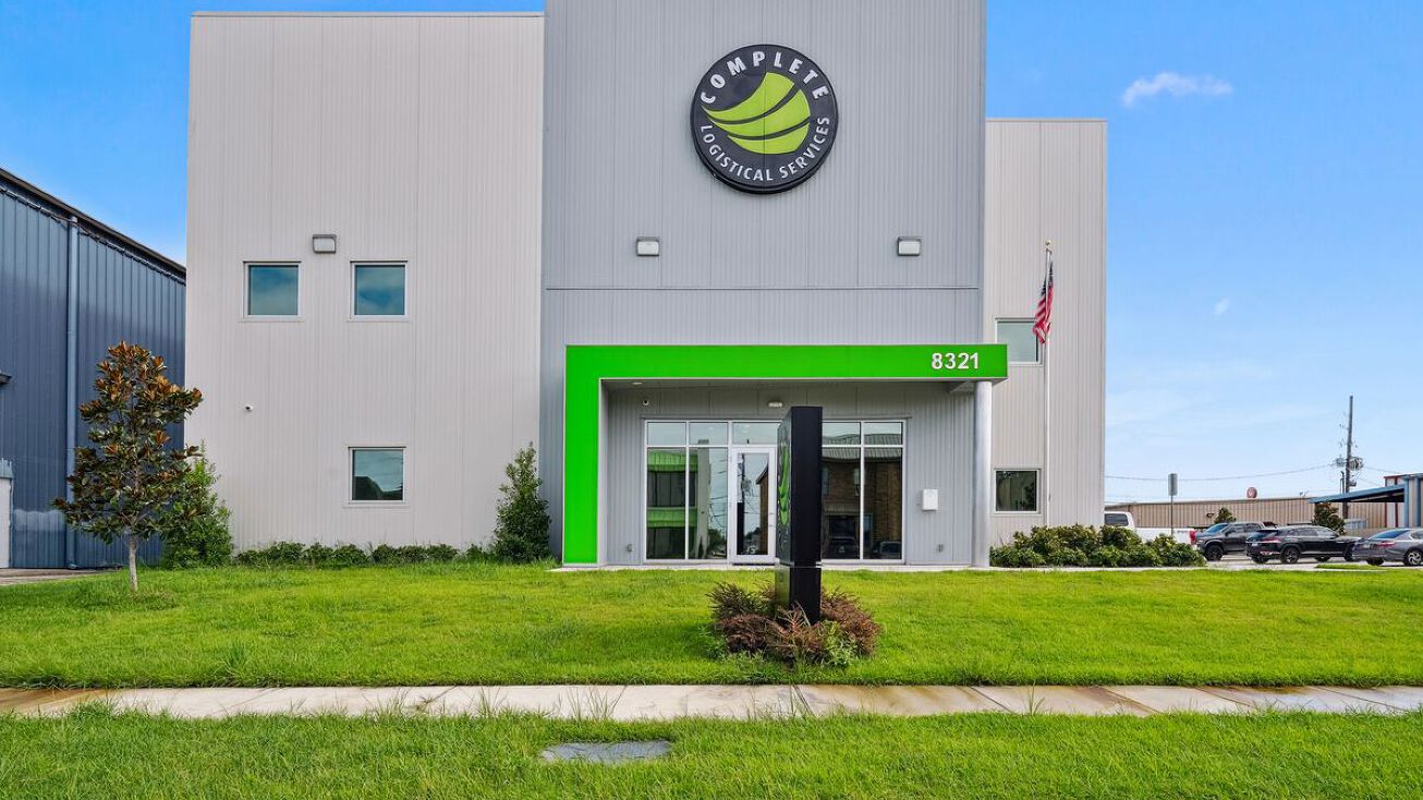 8321 Lafitte Ct, Chalmette, LA 70043