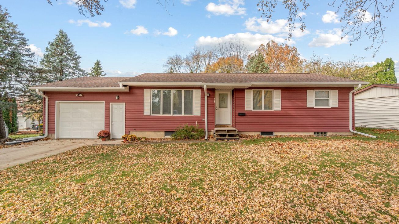 302 Sunset Street, Waverly, IA 50677