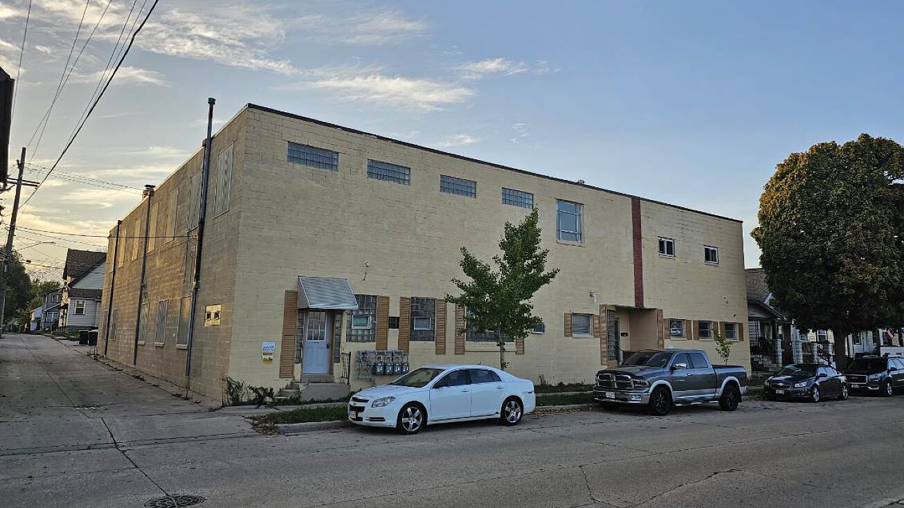 1959 S 54th St, West Allis, WI 53219