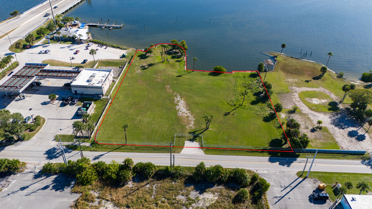 84 S Banana River Dr, Merritt Island, FL 32952