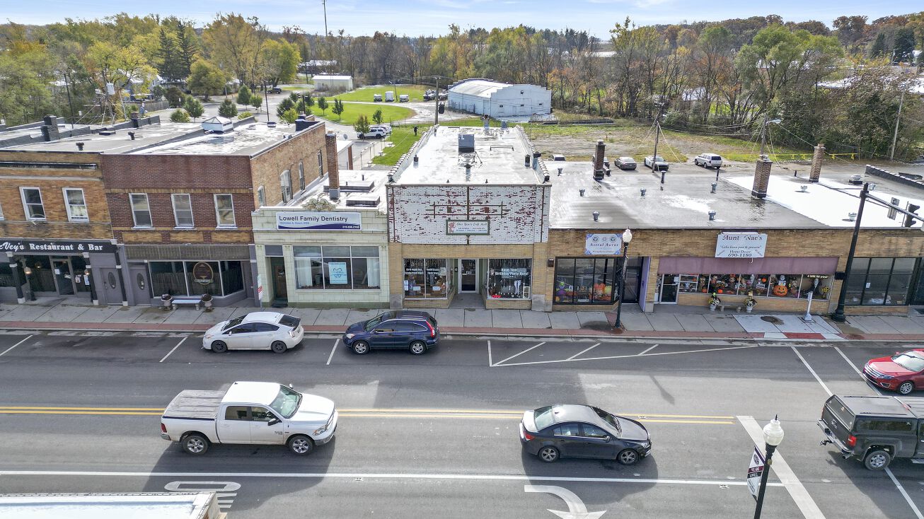 306 E Commercial Ave, Lowell, IN 46356