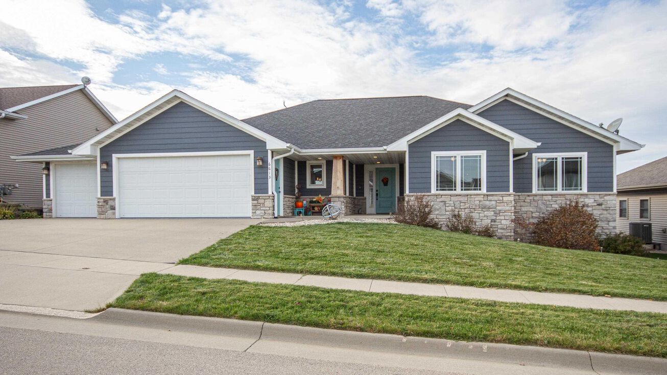 6613 S Cavendish Lane, Dubuque, IA 52003