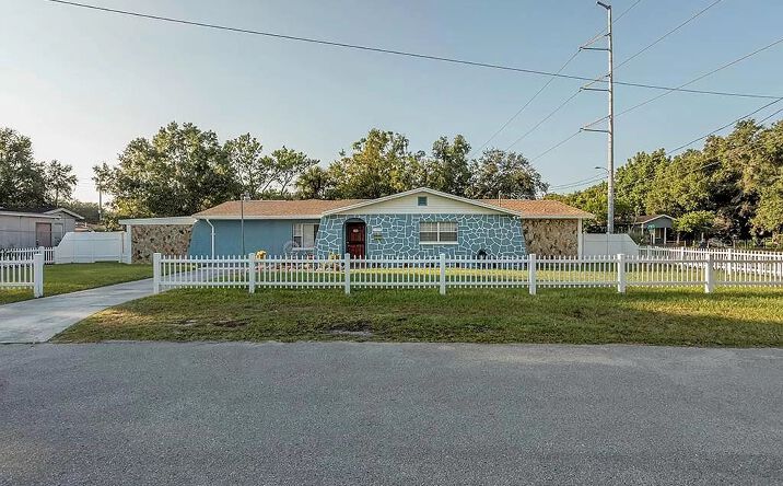 Pictures of Senior Living property located at 2501 E 20th Ave, Tampa, FL 33605 for sales - image #1
