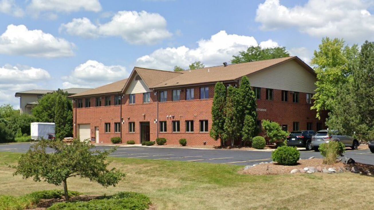 325 Forest Grove Dr, Pewaukee, WI 53072