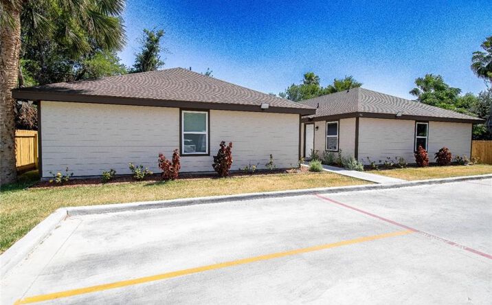 Pictures of Multifamily property located at 906 Tom Landry Street, Mission, TX 78572 for sales - image #1