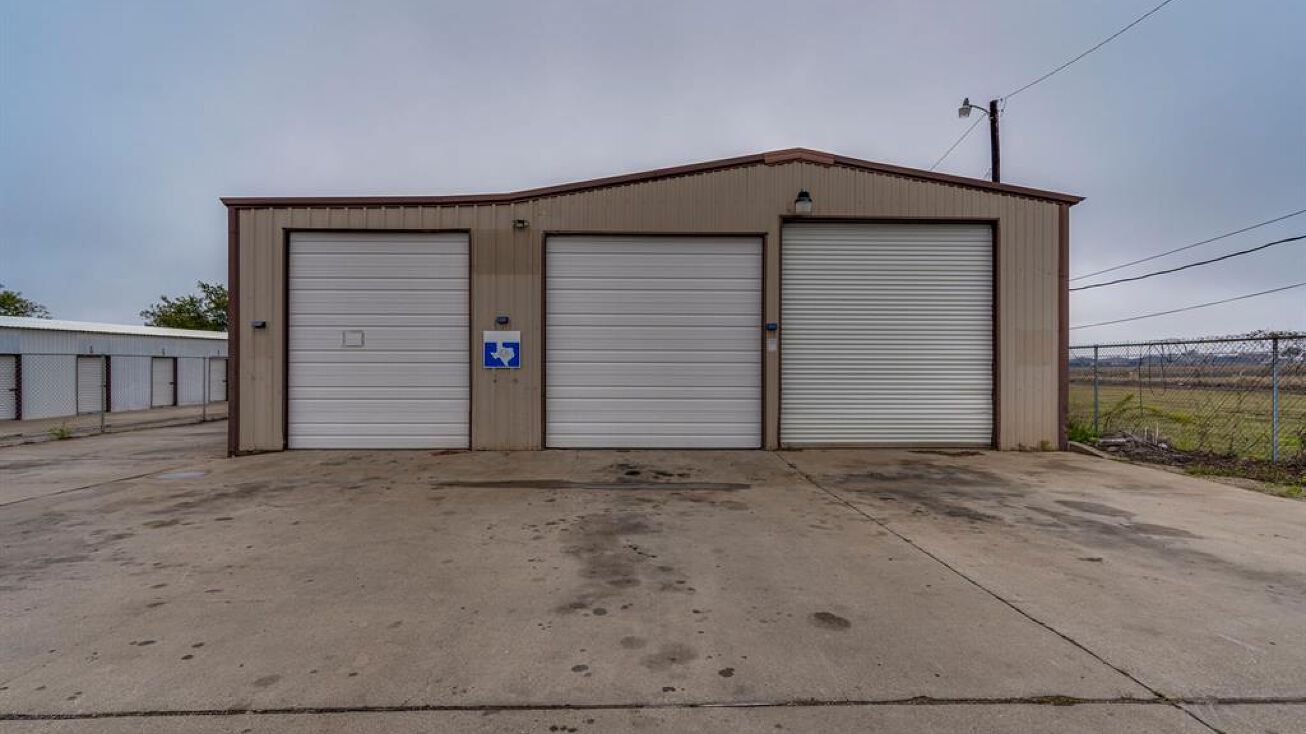 108 W Gillum Square, Grandview, TX 76050