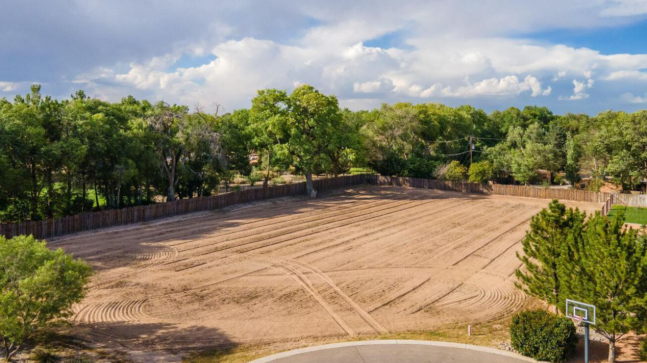 825 San Juan Place NW, Los Ranchos, NM 87107