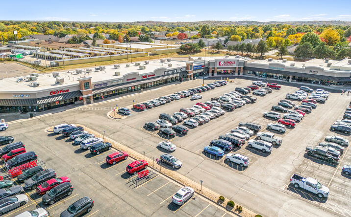 2100 SW WANAMAKER RD Topeka KS 66614-5231 APN: 1420902002005010 | Crexi.com