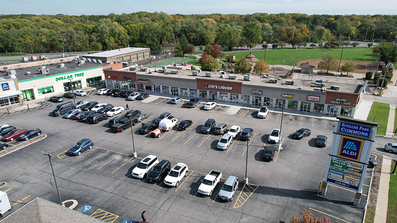 92769308 Irving Park Rd, Schiller Park, IL 60176