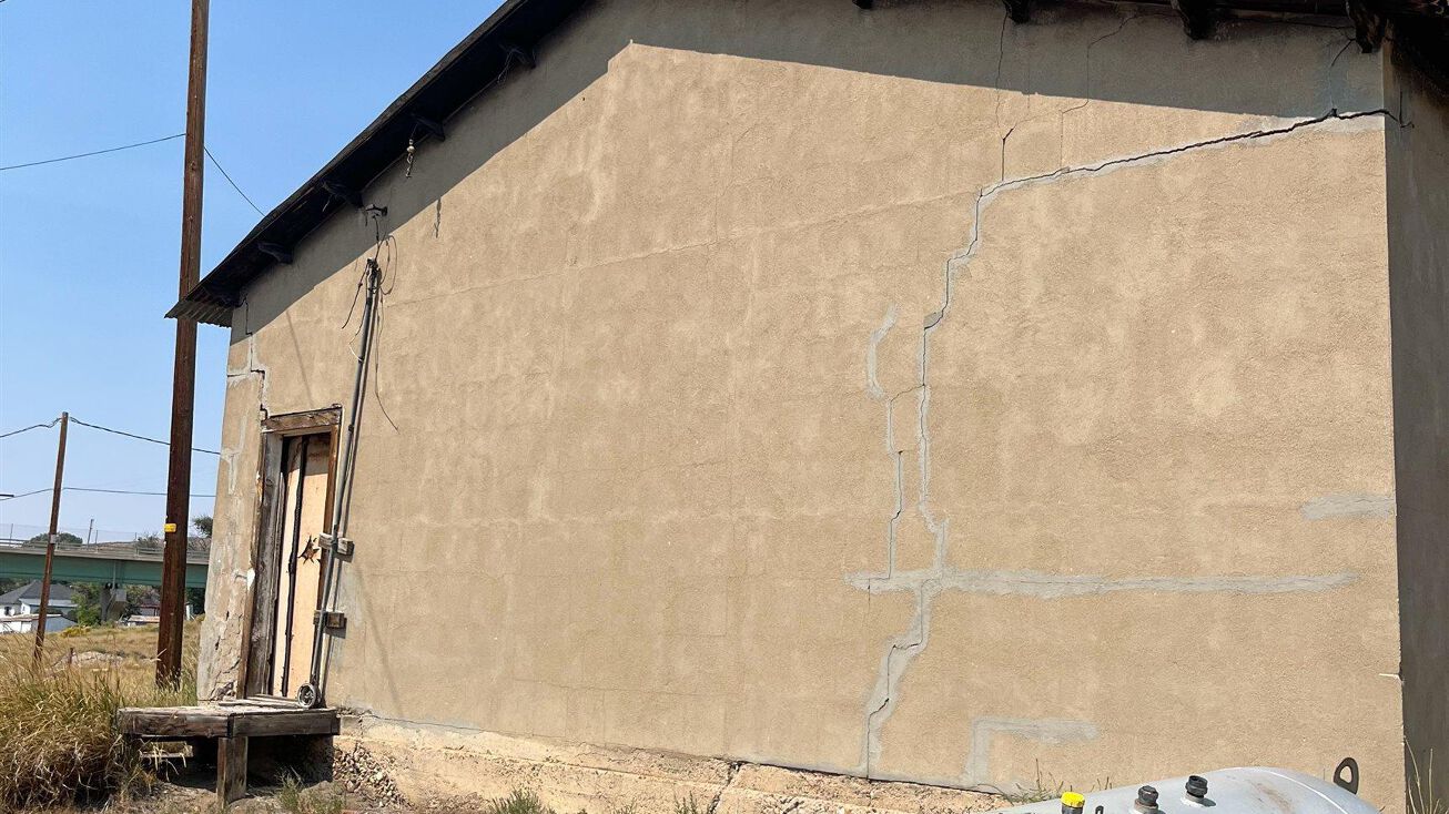 610 Front St, Hanna, WY 82327