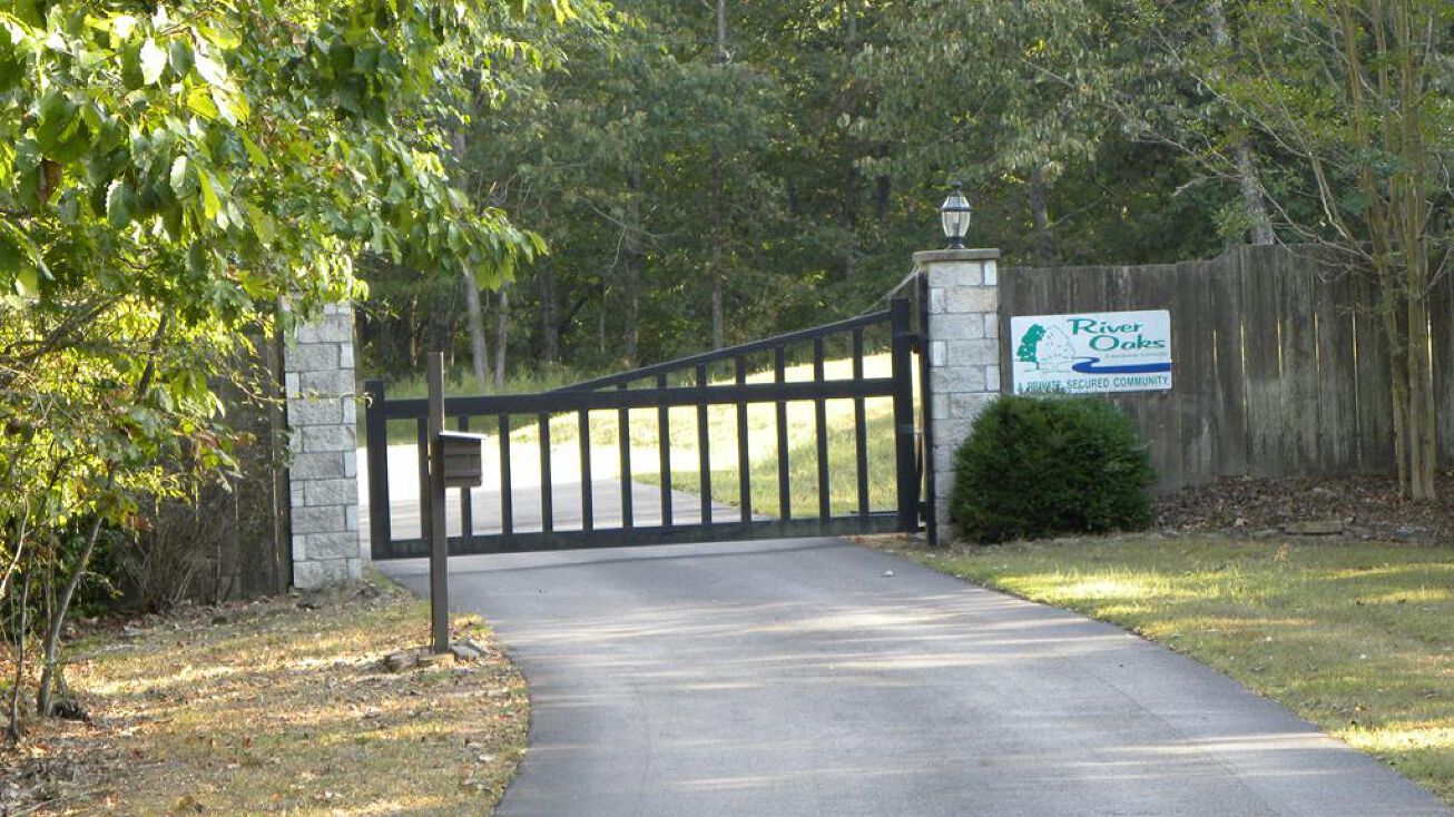 River Oaks Dr, Big Sandy, TN 38221