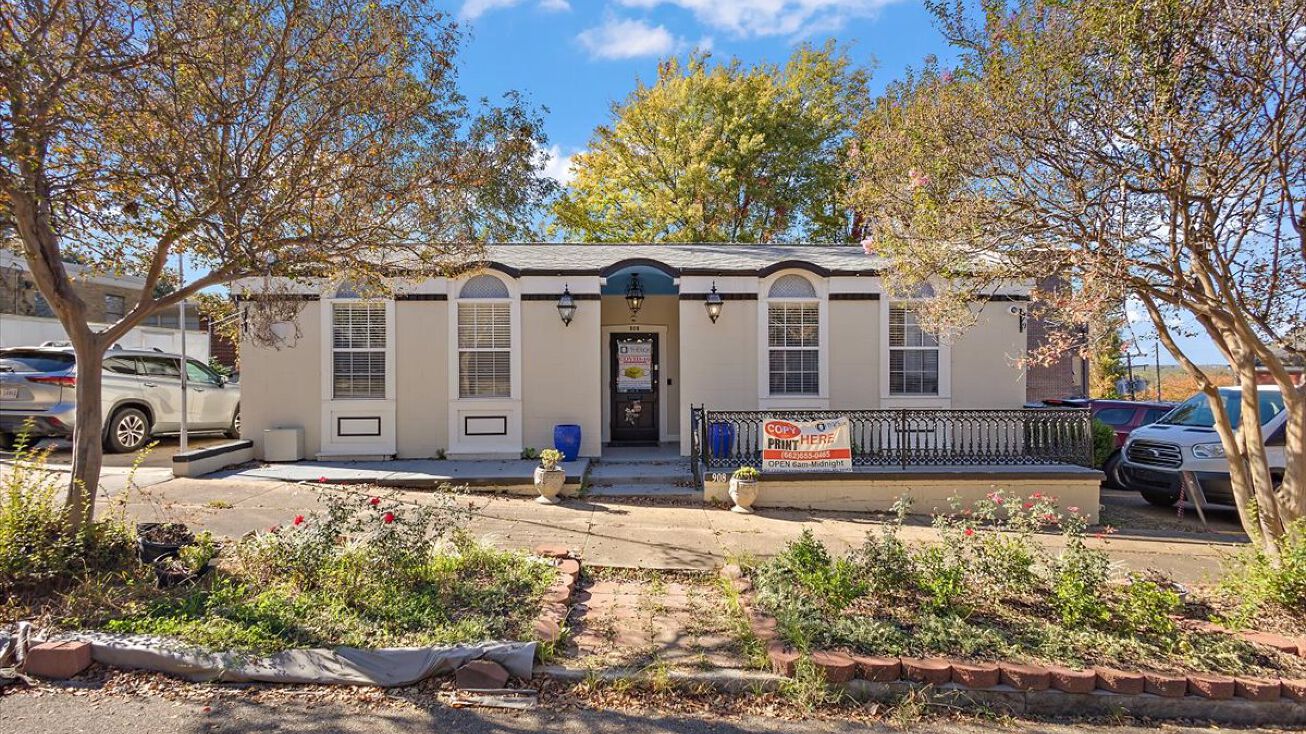 908 Cherry St, Vicksburg, MS 39183