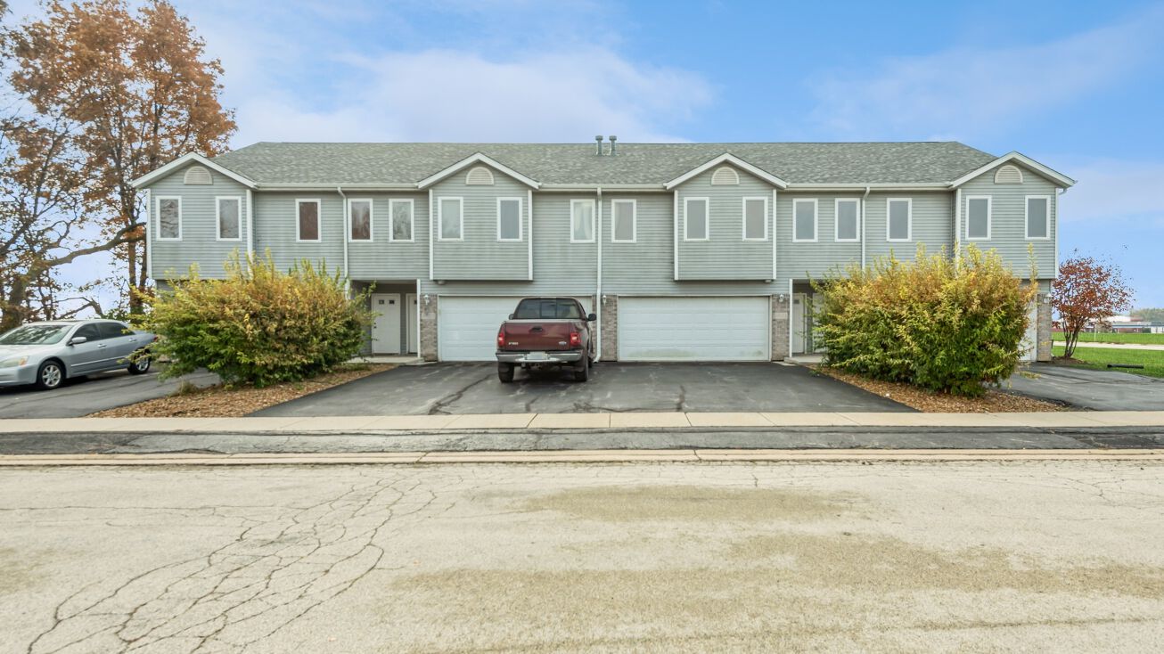 4423 Menge Ln, Poplar Grove, IL 61065