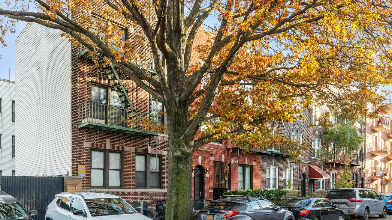 2509 34th St, Queens, NY 11103