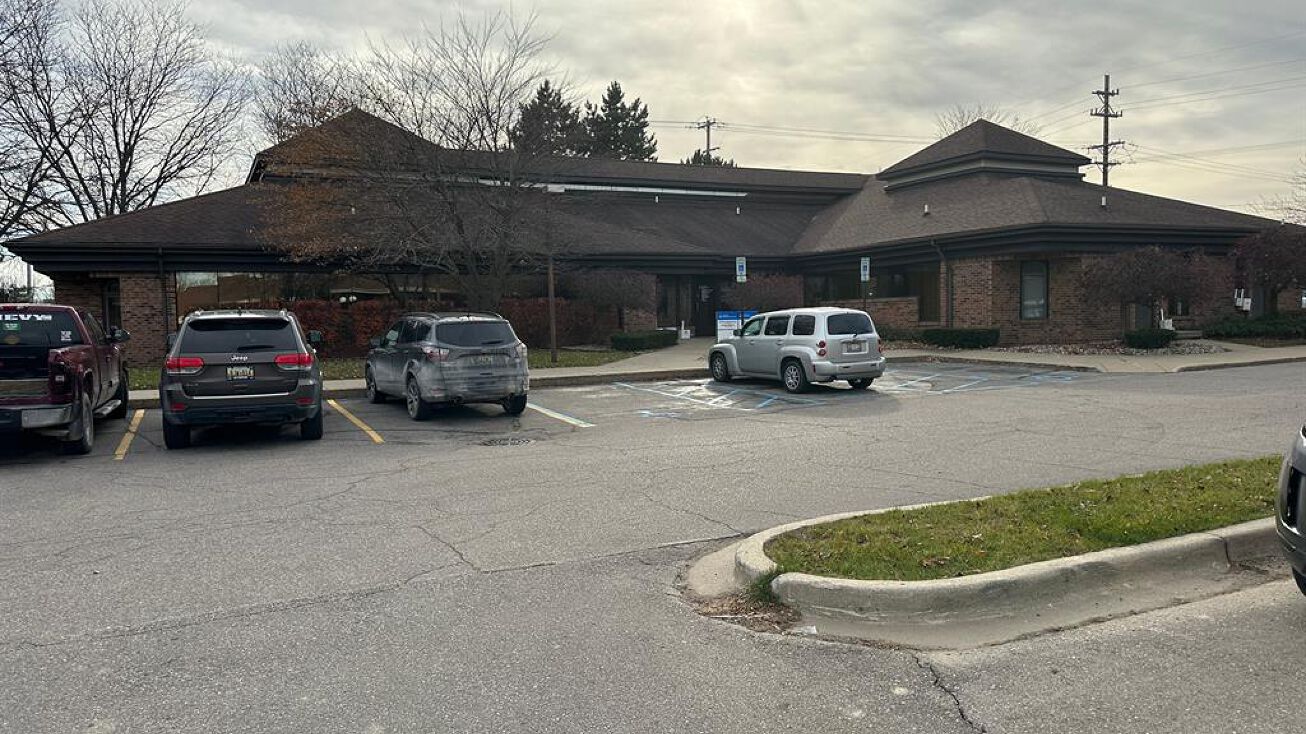 1513 S Center Rd, Burton, MI 48509