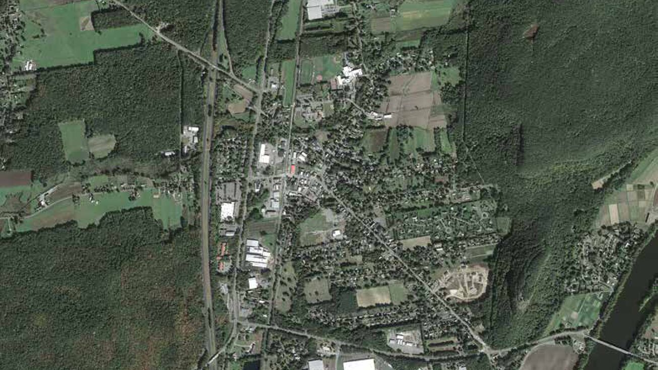 2 Sugarloaf St, Deerfield, MA 01373