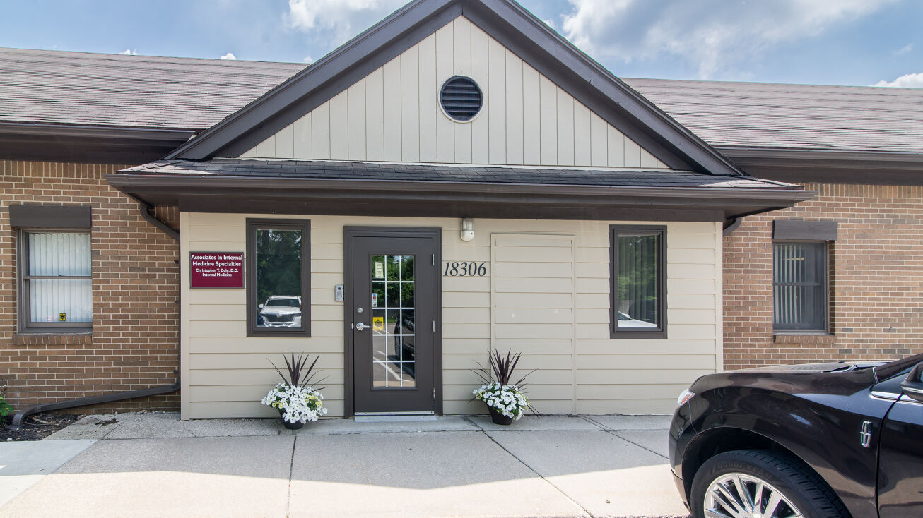 18306 Middlebelt Rd, Livonia, MI 48152