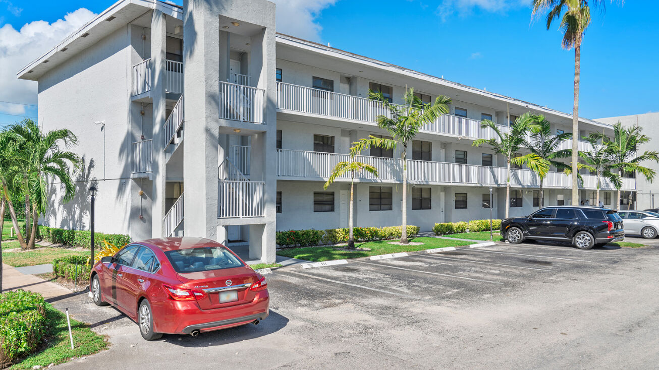 5060 SW 64th Ave, Davie, FL 33314