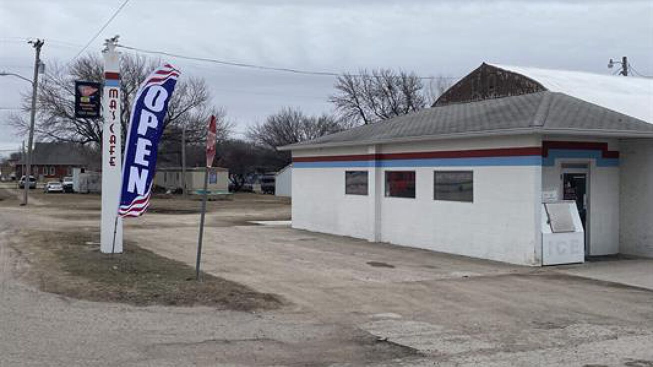 418 Maple St, Burden, KS 67019