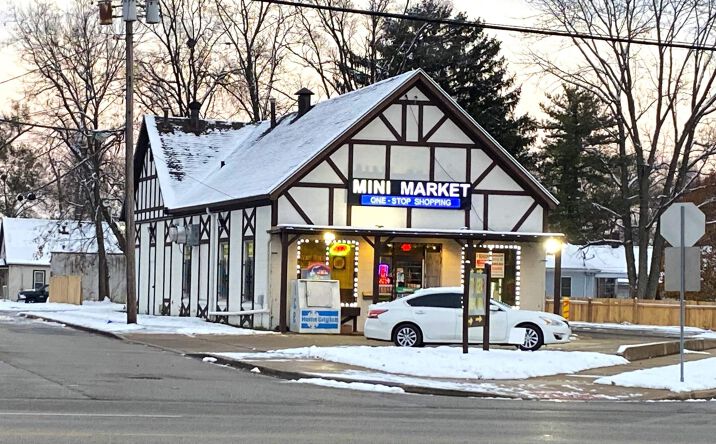 Pictures of Office, Retail property located at 2126 N UNIVERSITY Street, Peoria, IL 61604 for sales - image #1
