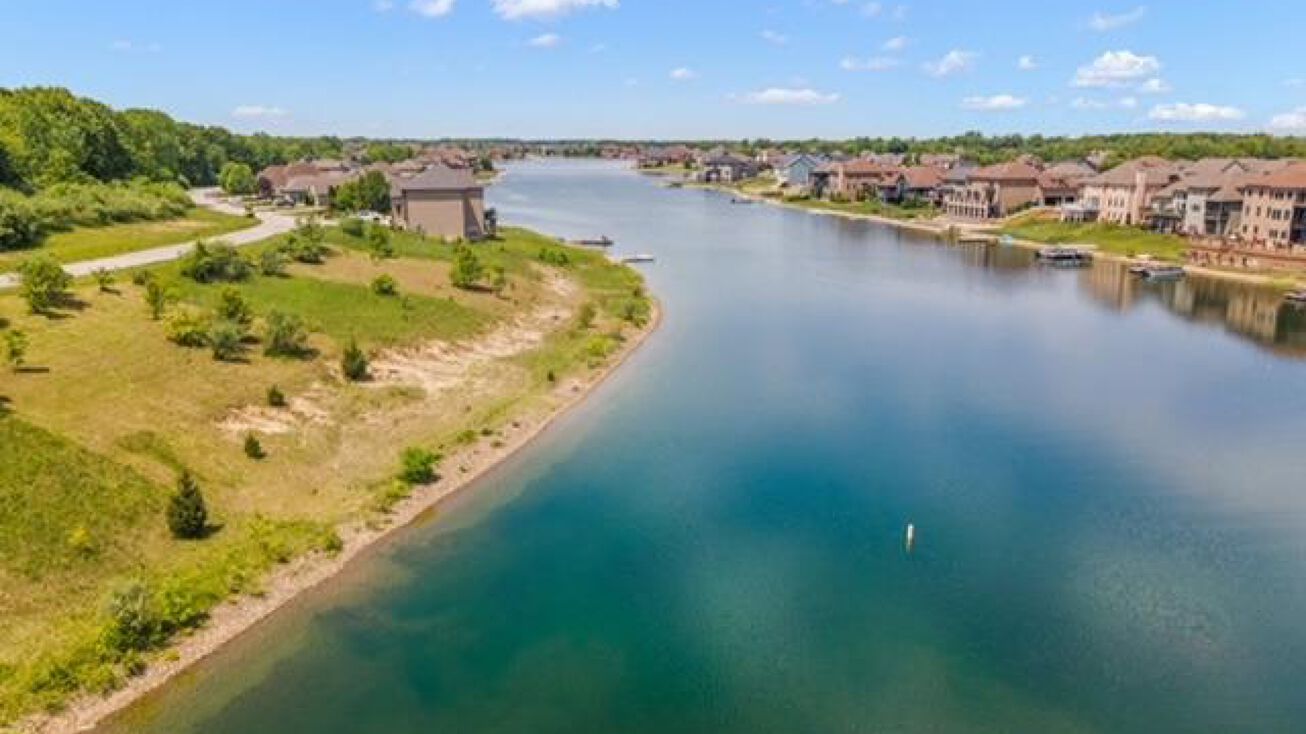 9280 Doubletree Dr S, Crown Point, IN 46307