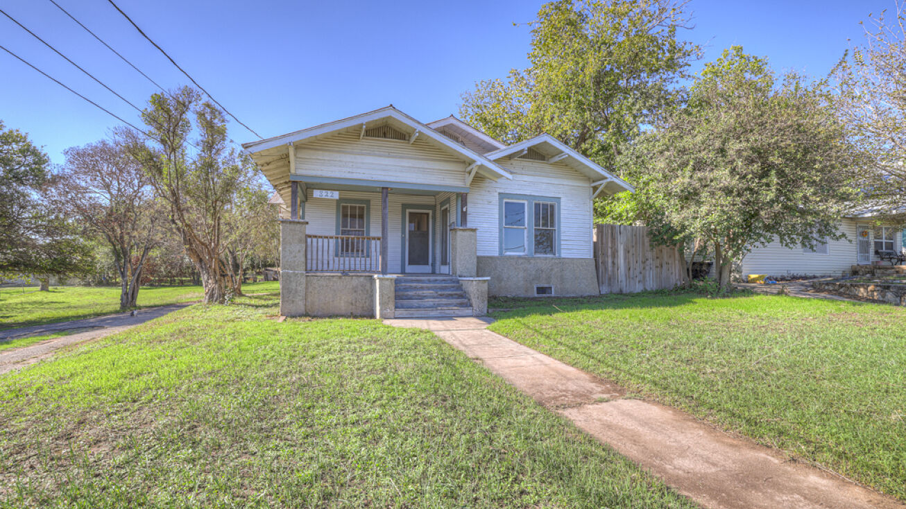 822 S Castell Ave, New Braunfels, TX 78130