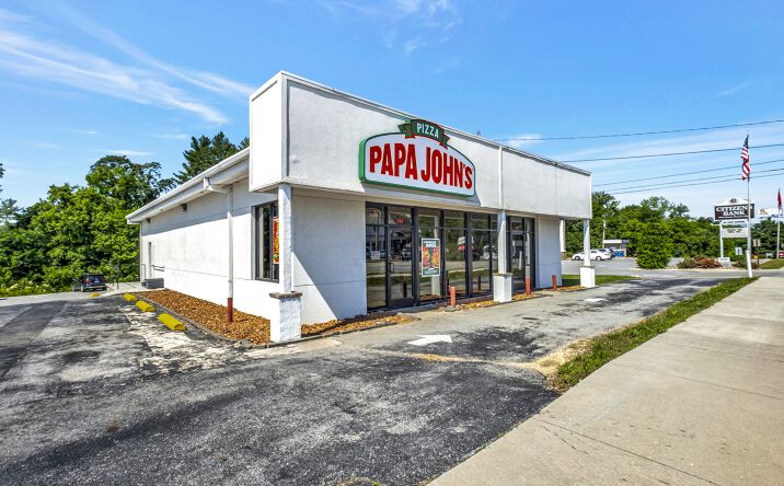 Pictures of Retail property located at 555 W Bockman Way, Sparta, TN 38583 for sales - image #1
