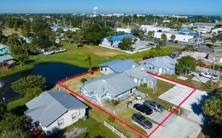 Pictures of Multifamily property located at 433 SE Lake St, Stuart, FL 34994 for sales - image #1