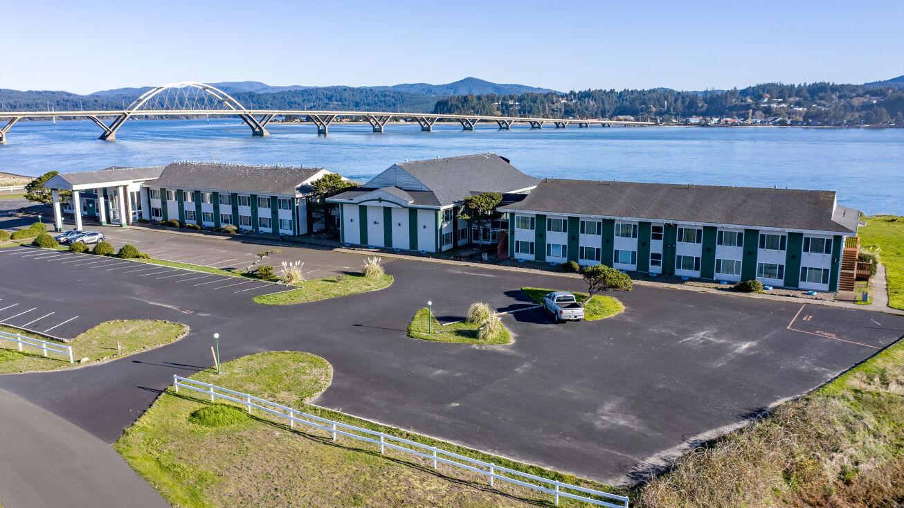 902 NW Bayshore Dr, Waldport, OR 97394