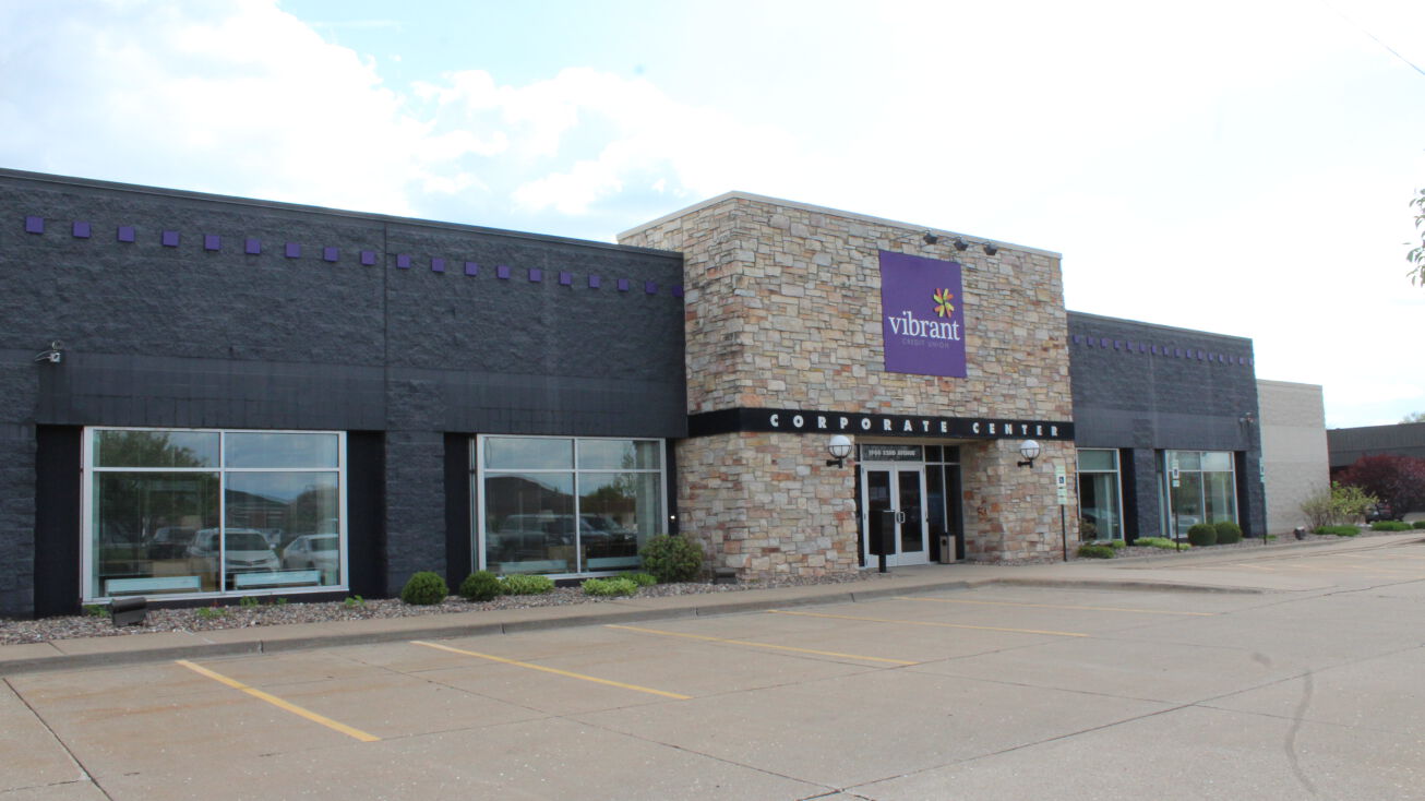 1900 52nd Ave, Moline, IL 61265