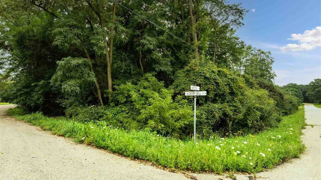 Hickory Hill Ln, Green Lake, WI 54941