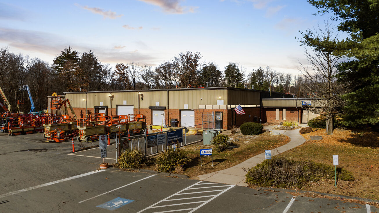 11 Southwood Dr, Bloomfield, CT 06002