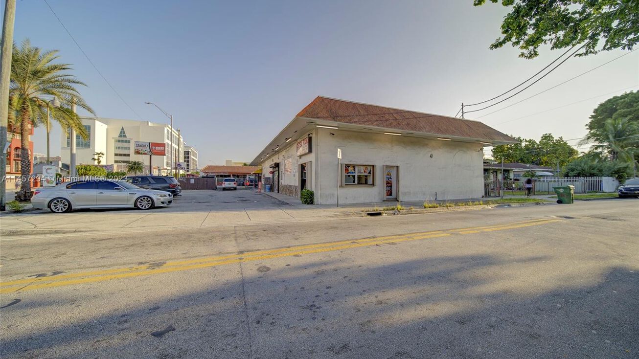 Cafeteria & Market For Sale in Little Havana, Miami, FL 33128