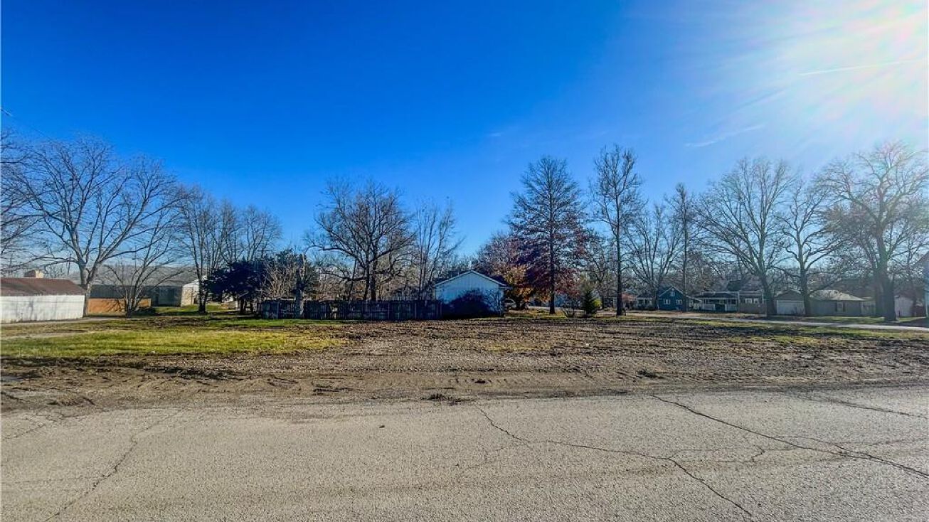 400 Main Street, Garden City, MO 64747