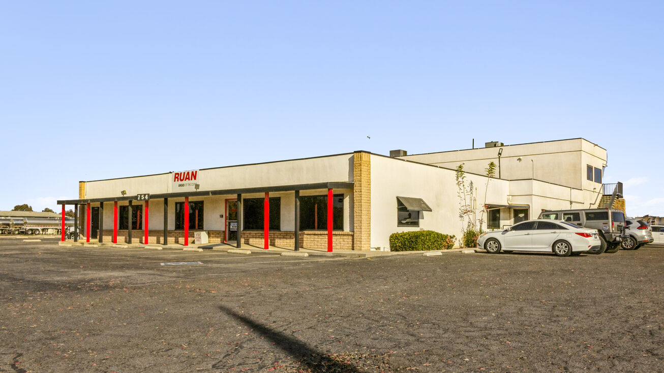 754 S Blackstone St, Tulare, CA 93274