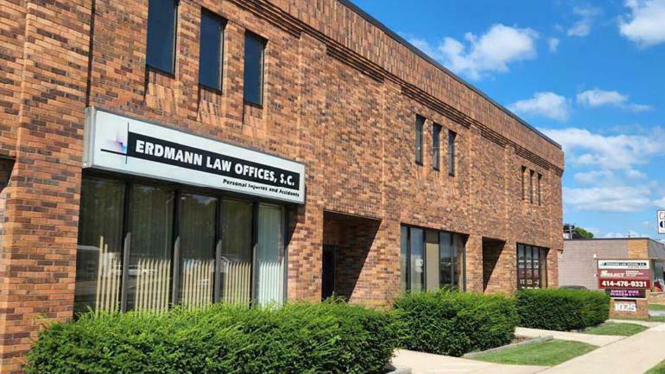 1025 S 108th St, West Allis, WI 53214