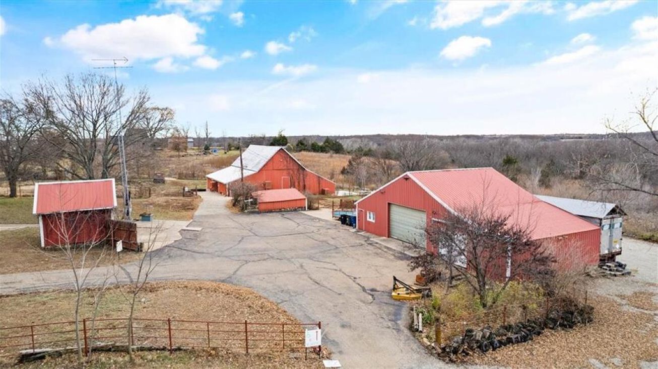 401 Kiowa Dr, Ozawkie, KS 66070