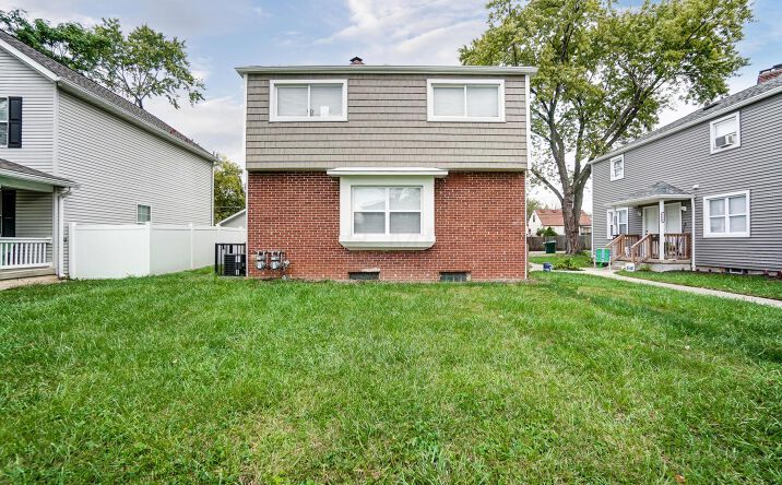 Pictures of Multifamily property located at 1122 E 23rd Avenue, Columbus, OH 43211 for comps - image #1
