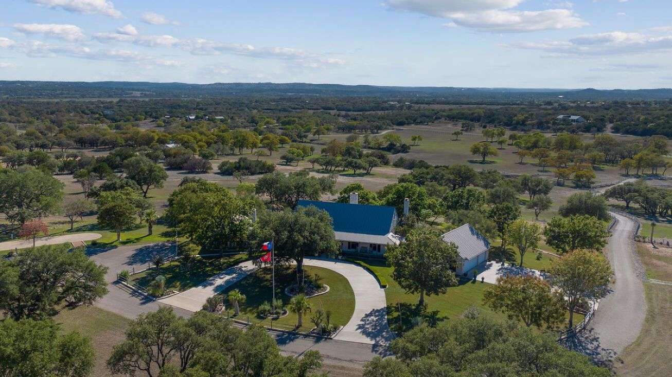 521 Bluff Creek Rd N, Center Point, TX 78010