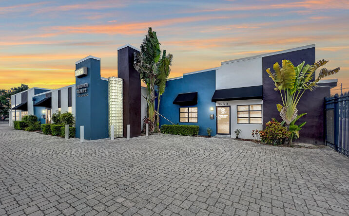 Pictures of Office property located at 925 W Central Blvd, Orlando, FL 32805 for comps - image #1