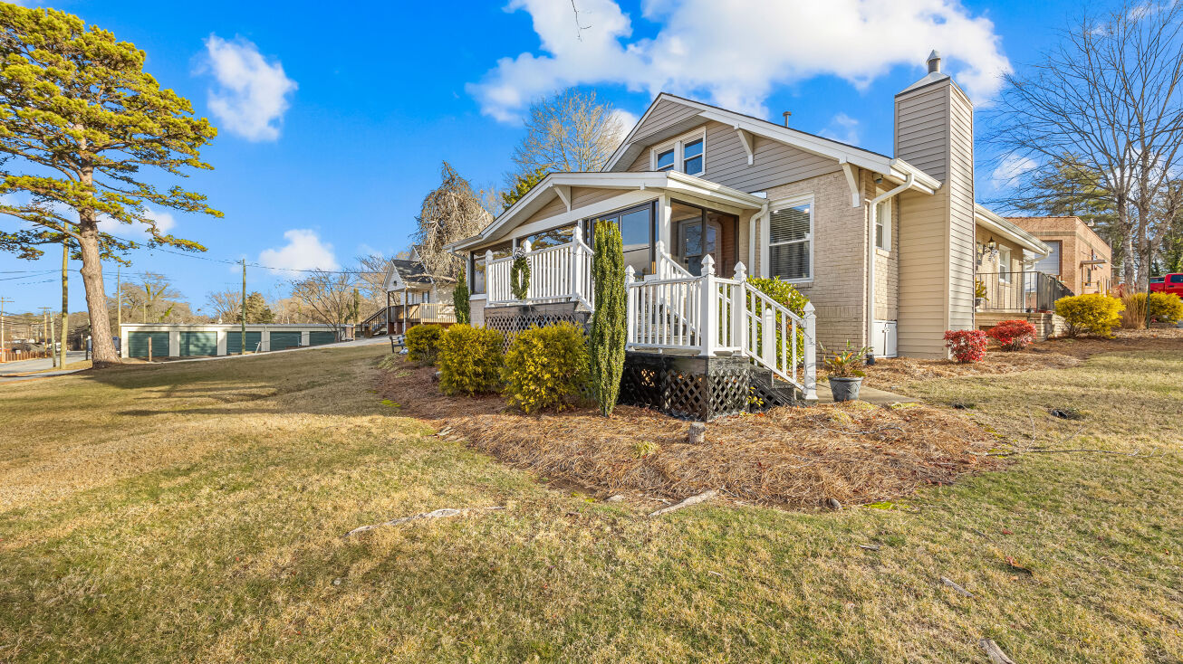 588 11th St NW, Hickory, NC 28601
