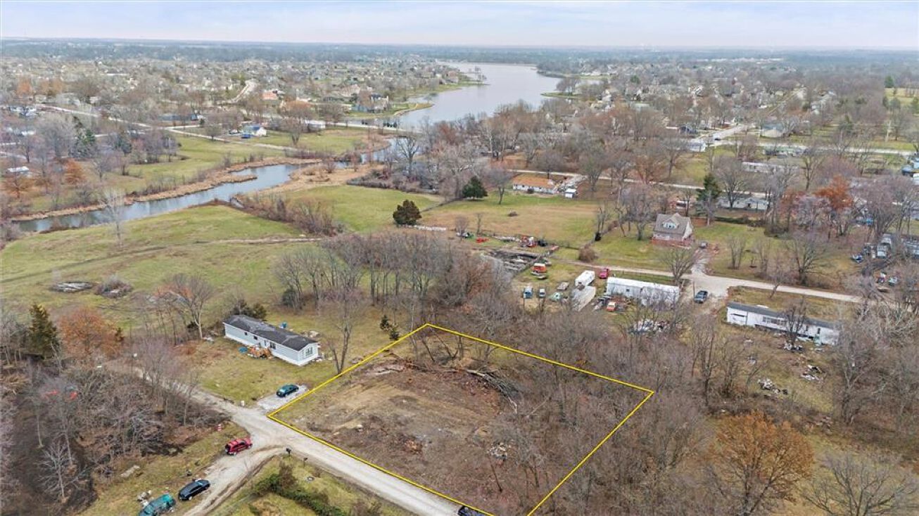 1209 N Lyne Street, Raymore, MO 64083