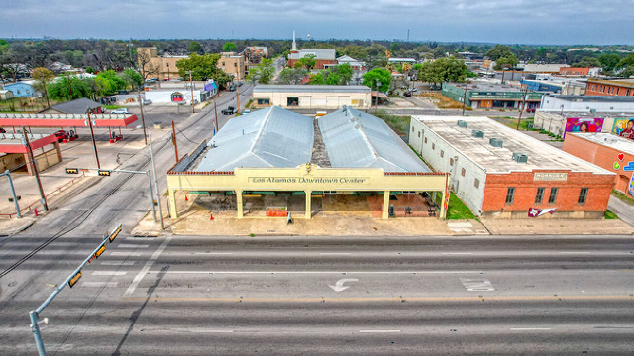 128 W Main St, Uvalde, TX 78801